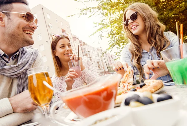 Vänner som äter pizza — Stockfoto