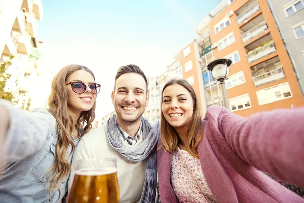 Vänner har kul på café — Stockfoto