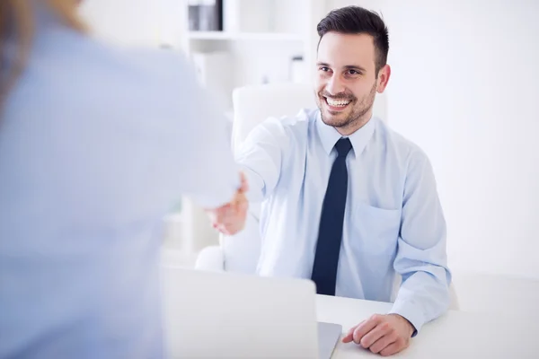 Geschäftsleute schütteln Hände. — Stockfoto