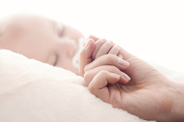 Портрет милого новорожденного спящего ребенка
