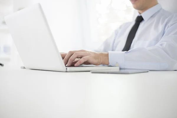 Homem de negócios trabalhando no laptop — Fotografia de Stock