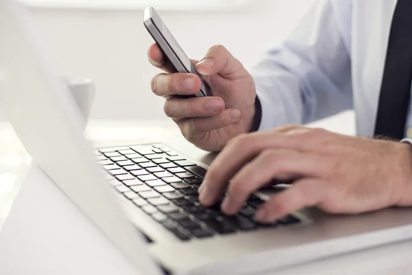 Business händer i office — Stockfoto