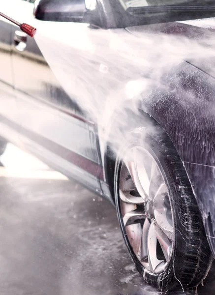Πλύσιμο αυτοκινήτων με μηχάνημα πλύσης υψηλής πίεσης — Φωτογραφία Αρχείου