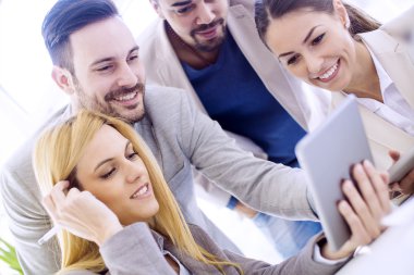 Toplantıda dijital tablet kullanarak iş adamları