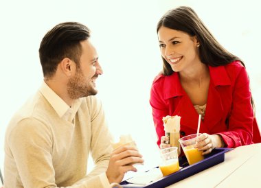 Çift hızlı yemek yerken birbirine bakarak