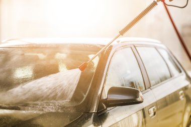 Arabada yüksek basınçlı yıkama Temizleme