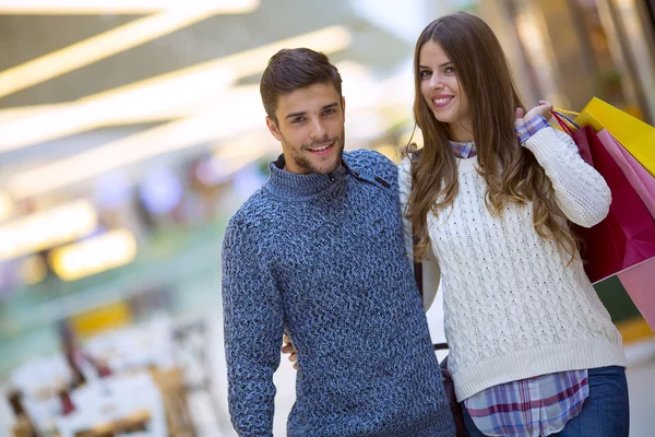 Casal com sacos de compras — Fotografia de Stock