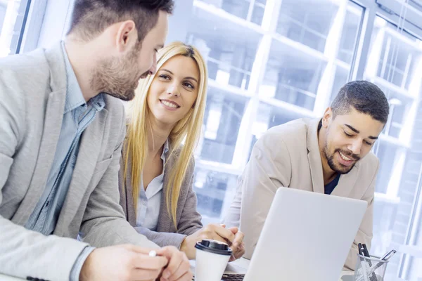 Gruppe von Leuten bei einem Geschäftstreffen, die Ideen im Büro diskutieren — Stockfoto