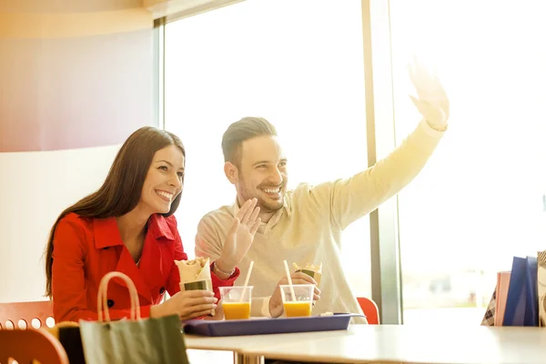 Fast food Restoran eğleniyor Çift — Stok fotoğraf