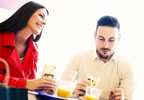 Fast food restoran yemek Çift — Stok fotoğraf