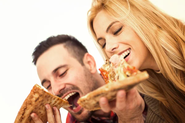 Egy pár pizzát eszik. — Stock Fotó