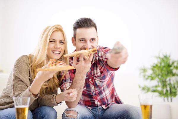 Casal comer pizza — Fotografia de Stock