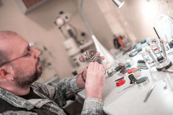 Uhrmacher bei der Arbeit — Stockfoto