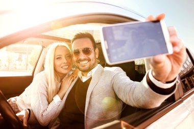Arabanın içinde bir selfie alarak genç Çift