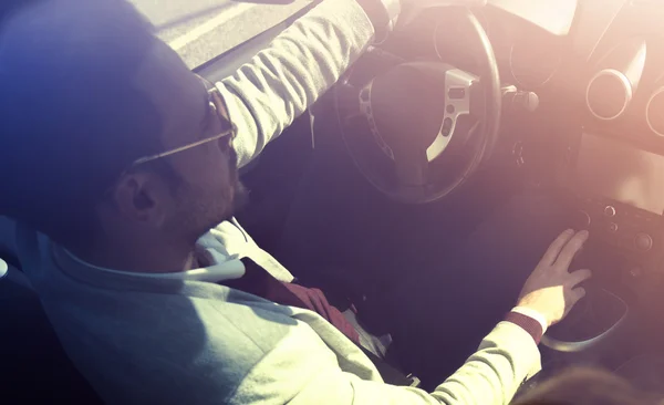 Homens bonitos num carro — Fotografia de Stock