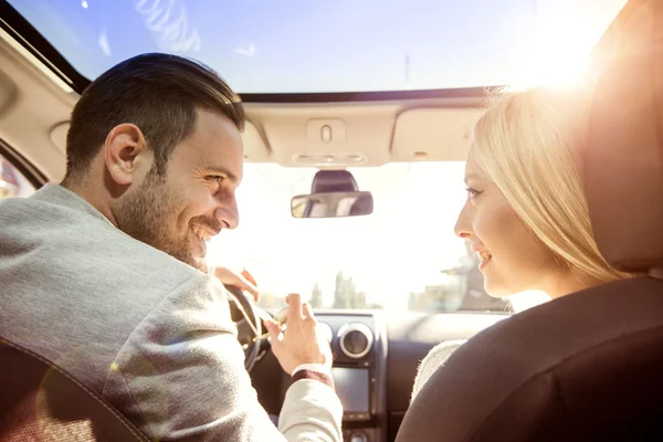 Junges Paar genießt die Fahrt — Stockfoto