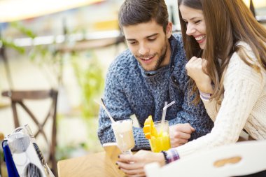 Mutlu bir çift birlikte vaktinizi yakın çekim