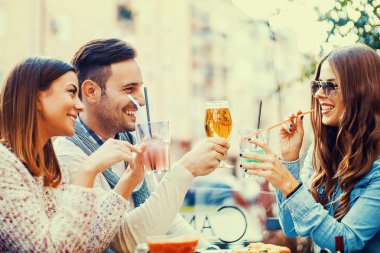 Üç genç neşeli insanlar pizza yemek Close-Up