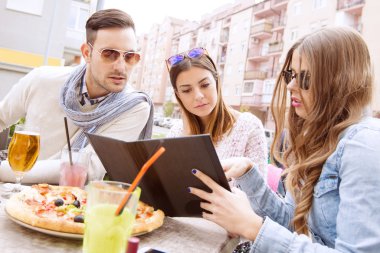 Pizza Yiyen Arkadaşlar