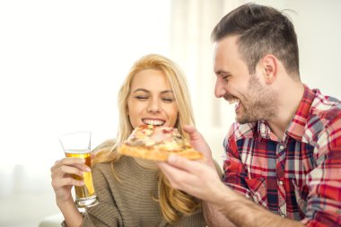 Çift evde rahatlatıcı ve pizza yemek