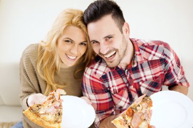 Çift evde dinleniyor.