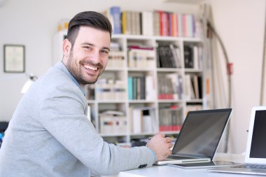 Diz üstü ofiste çalışan iş adamı