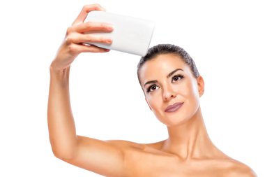 Kadın selfie çekiyor.