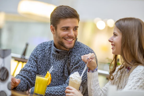 Fiatal, boldog pár élvezi a kávézó — Stock Fotó
