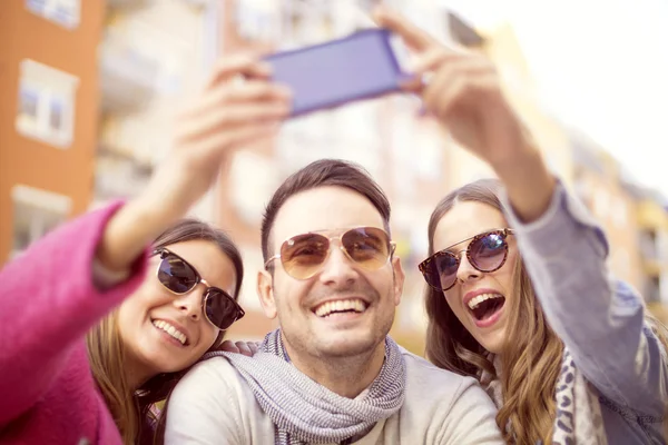 Vänner att göra selfie i café — Stockfoto