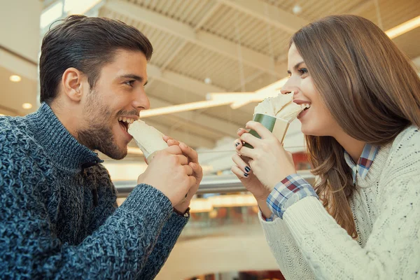 Pareja comiendo juntos — Foto de Stock