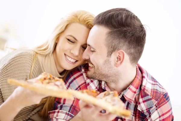 Tiempo de pizza! Retrato de una pareja feliz . — Foto de Stock