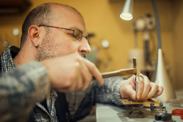 Uhrmacher bei der Arbeit — Stockfoto