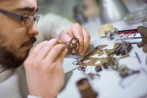 Uhrmacher bei der Arbeit — Stockfoto