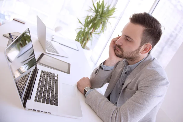 Homme d'affaires frustré au bureau — Photo