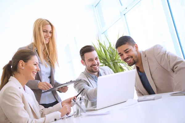 Framgångsrika samarbetspartners arbetar vid möte i office. — Stockfoto