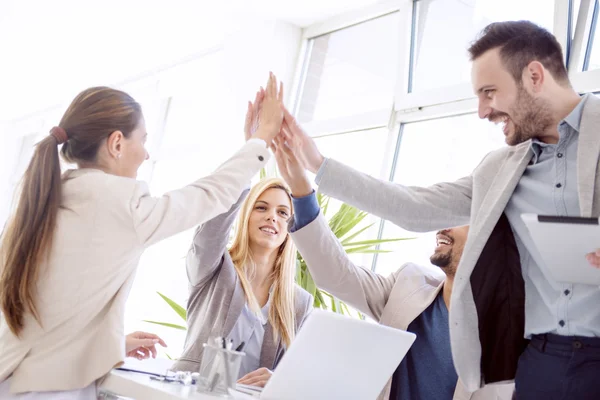 Buon business team che celebra le buone notizie — Foto Stock