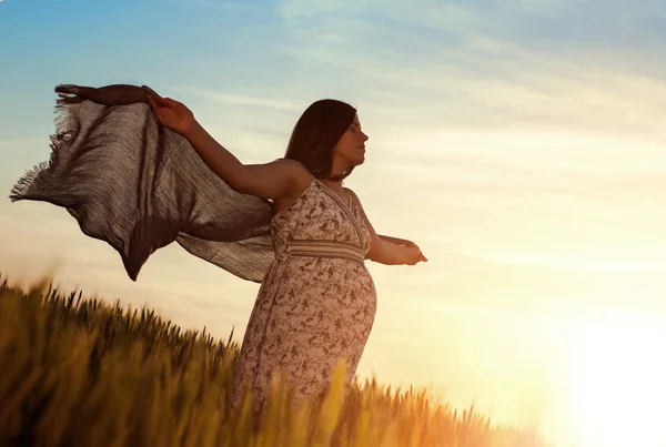 Embarazo, retrato natural al aire libre  . — Foto de Stock