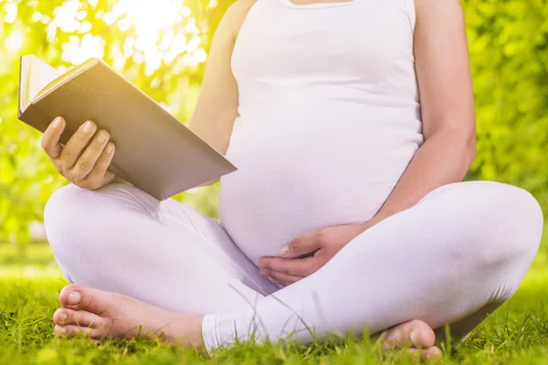 Mulher grávida lendo um livro — Fotografia de Stock