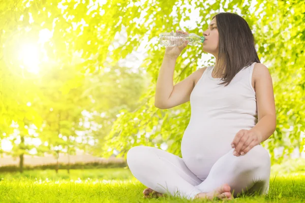 Schwangere trinkt Wasser — Stockfoto