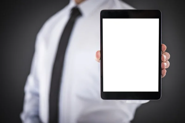 Geschäftsmann zeigt digitales Tablet — Stockfoto