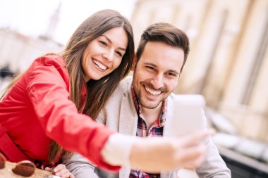 Genç çift selfie çekiyor.