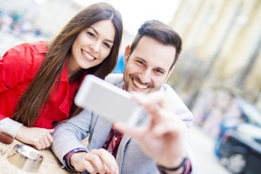 Mutlu çift selfie çekiyor.