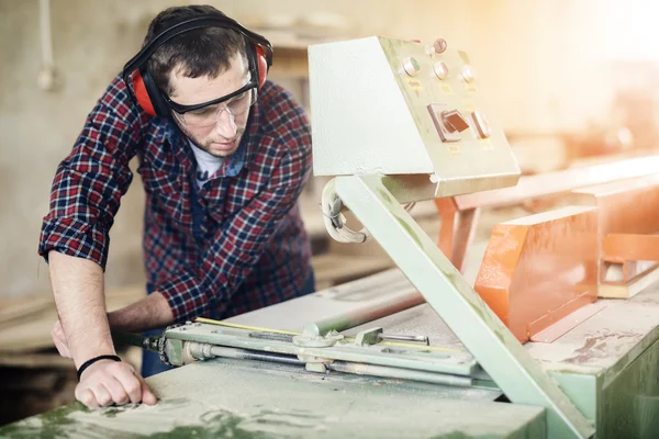 Adjusting saw for his new project — Stock Photo, Image