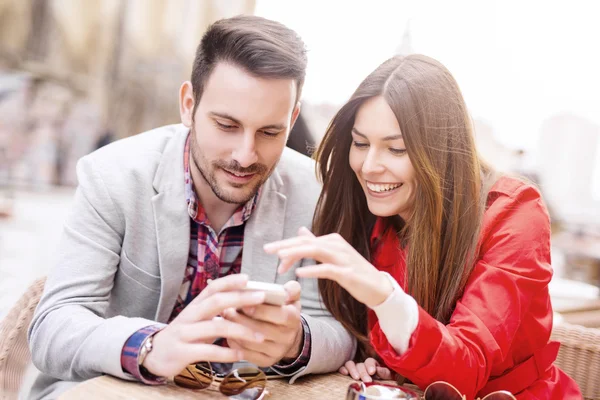 Couple profiter assis dans le café — Photo