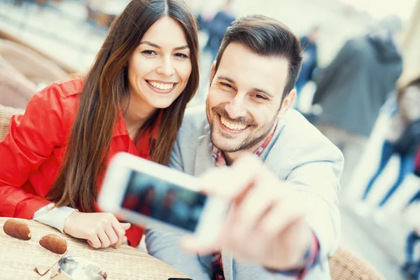 Szczęśliwa para robi sobie selfie — Zdjęcie stockowe