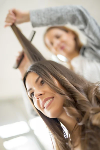 Friseur mit seiner Kundin — Stockfoto