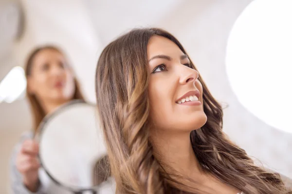 Hairdresser with his customer — Stock Photo, Image