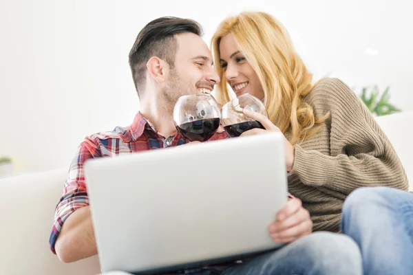 Pareja joven animando — Foto de Stock