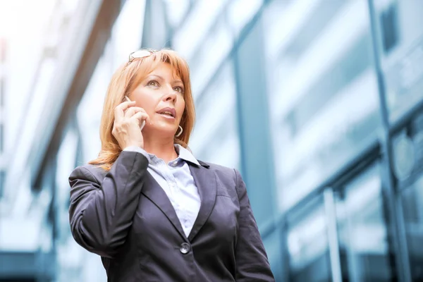 Mulher de negócios no telefone ao ar livre — Fotografia de Stock