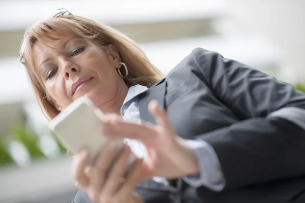 Empresária com telefone celular — Fotografia de Stock